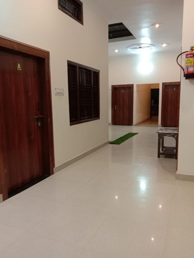 Ramam Hotel By Naavagat 700Mtr From Shri Ram Janambhumi Ayodhya מראה חיצוני תמונה